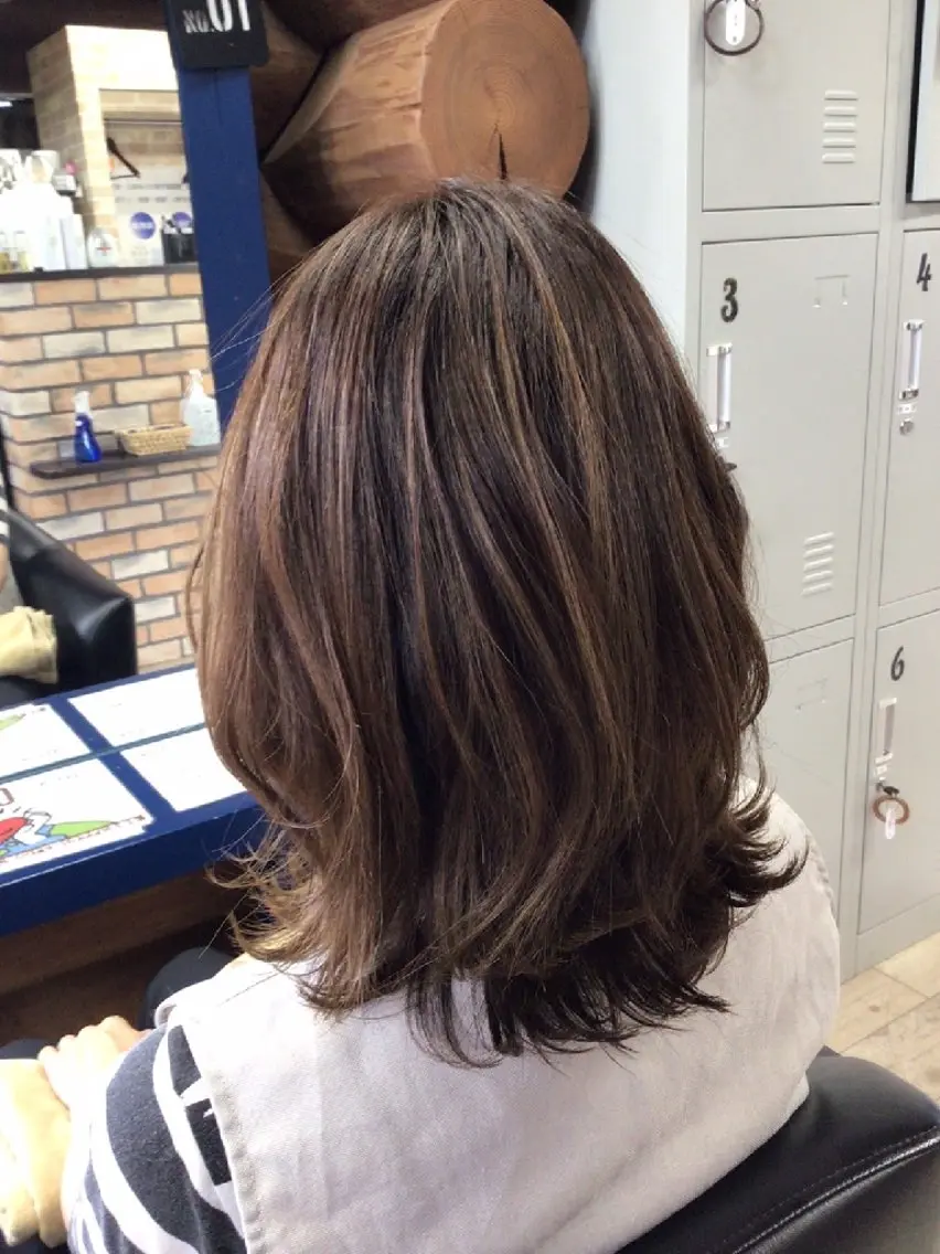 ミディアム レイヤーカット ローレイヤー 岡本 小百合のヘアスタイル