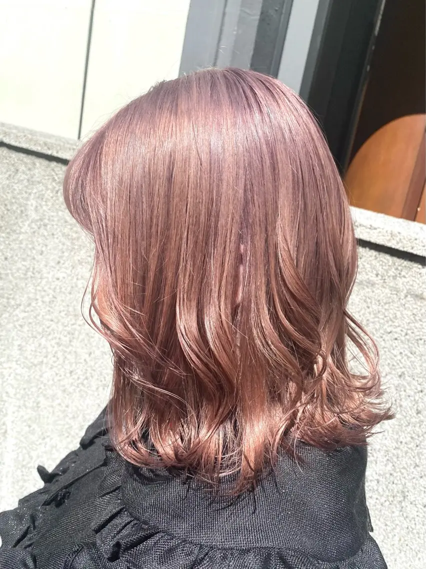 ミディアム カラー ブリーチ ブラウンカラー ピンクカラー ピンクブラウン 𝑺𝒂𝒌𝒊 🩶マンツーマン施術のヘアスタイル