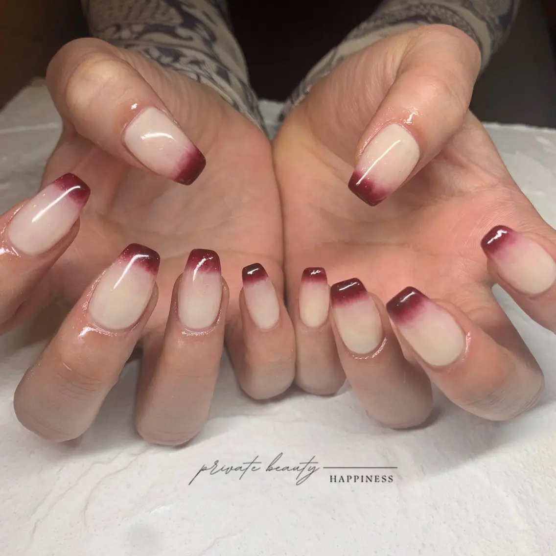 ネイル 長さ出し グラデーション 赤色 スカルプネイル happiness nailのネイルデザイン