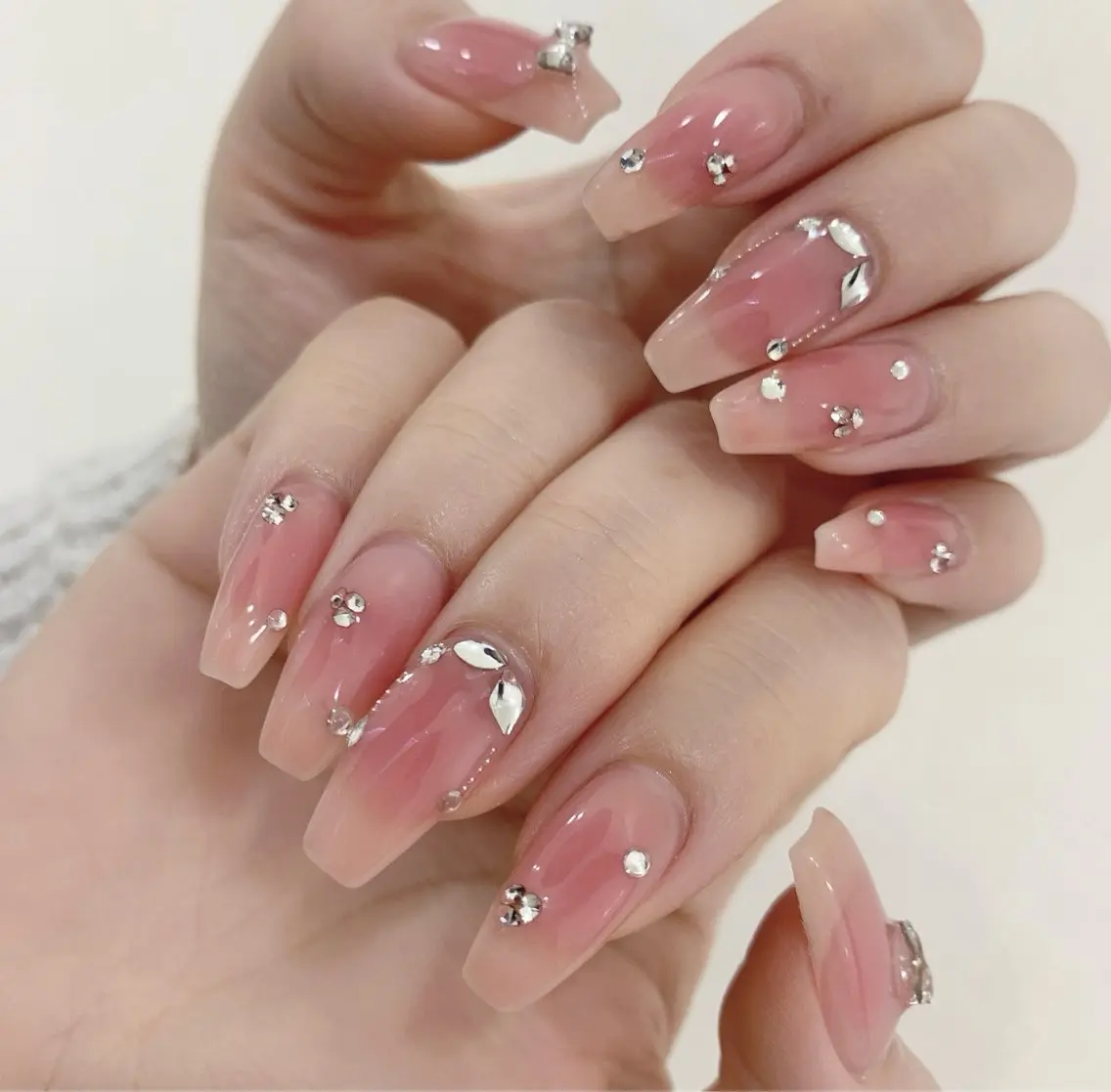 ネイル チークネイル ハート 韓国ネイル 春ネイル ワンホンネイル ハンドネイル Rainbow Nailのネイルデザイン