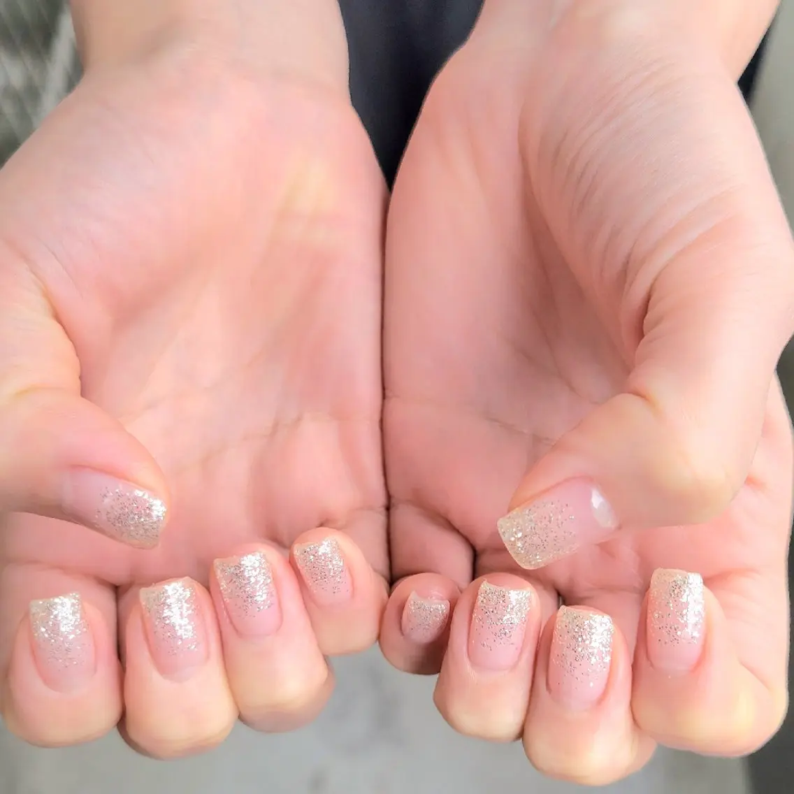 ネイル ラメ(グリッター) シルバー スクエアネイル Natsumi 🦊  Nailのネイルデザイン