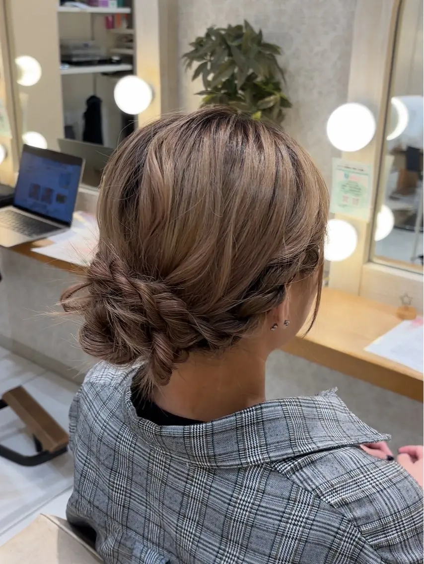 セミロング ヘアアレンジ ヘアセット ブリーチなしカラー/ 暖色カラー/艶カラーのヘアスタイル
