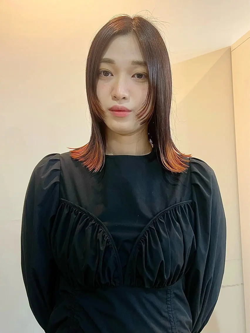 ミディアム カラー ブリーチ オレンジ 顔まわりレイヤー レイヤーカット ヘアカラー 切りっぱなしボブ/ ブリーチカラー/大塚のヘアスタイル