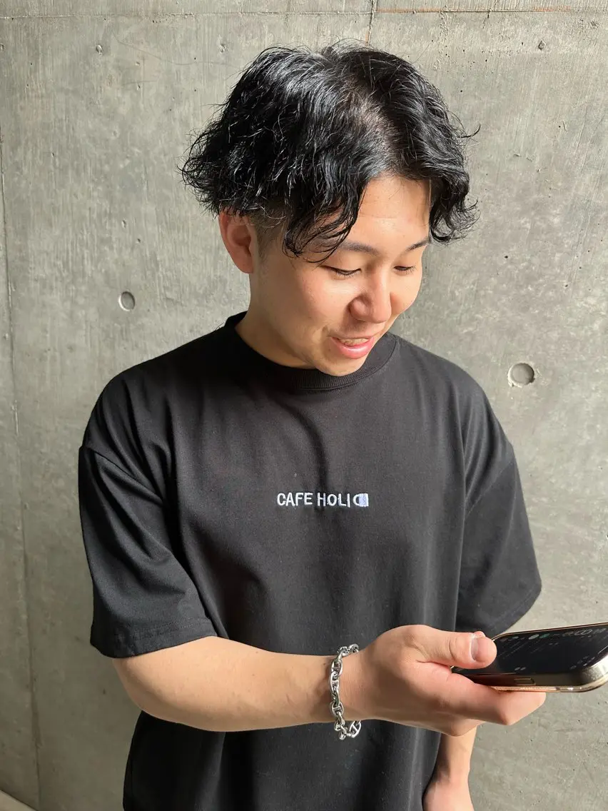 ショート パーマ メンズ センターパート メンズパーマ 波巻きパーマ 原宿↔︎浦和 美容師 折笠 亮のヘアスタイル