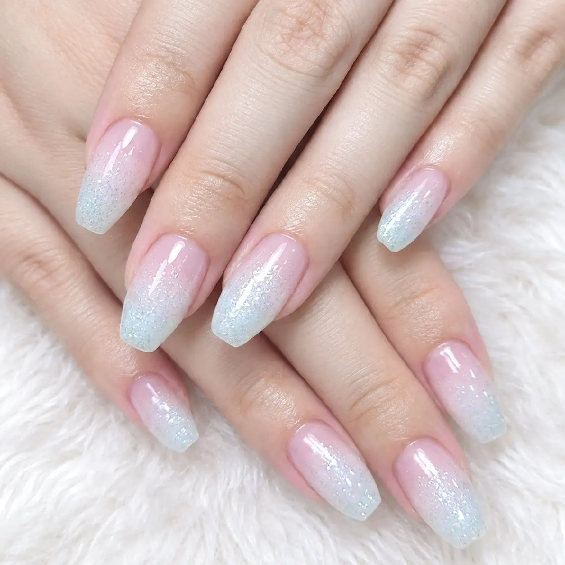 ネイル グラデーション ラメ(グリッター) ラメグラデーション ホワイト ハンドネイル WB,nail 🤍 KOKORO のネイルデザイン