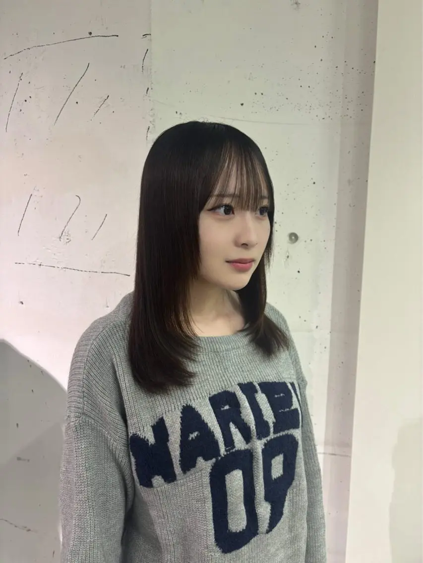 セミロング 顔まわりレイヤー 顔周りカット レイヤーカット 松崎 真衣のヘアスタイル