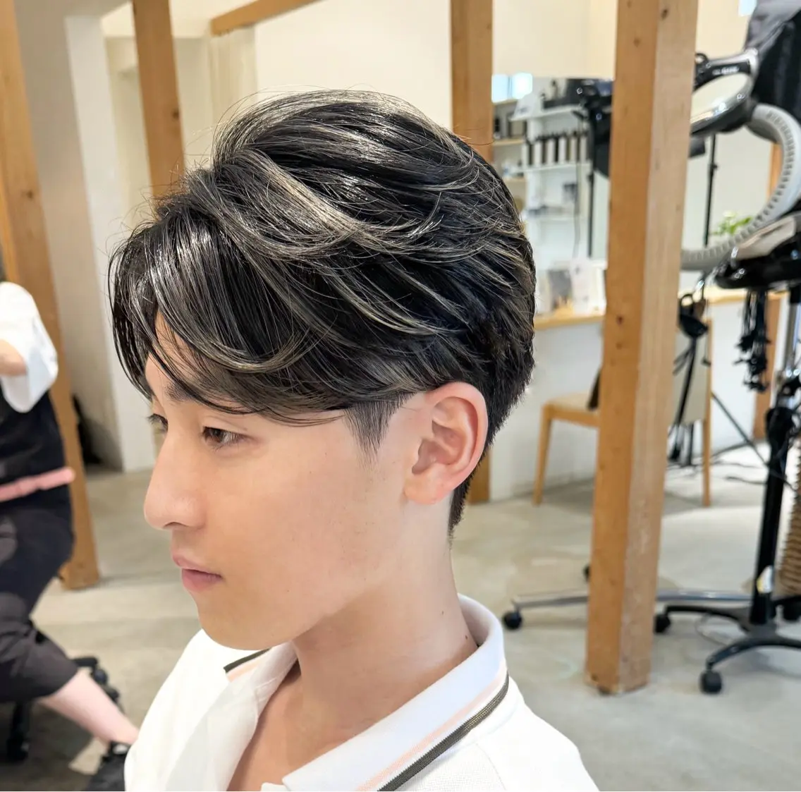 ミディアム パーマ メンズ ミディアムパーマ センターパート メンズハイライト メンズパーマ ハイライト 服部 雄輝のヘアスタイル