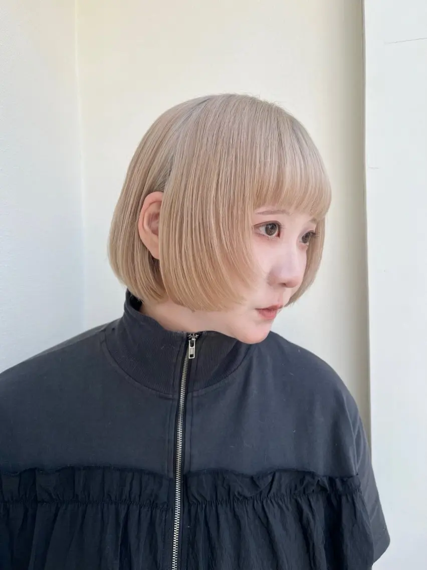 ショート カラー ベージュカラー ブリーチ ブロンド ケアブリーチ ホワイトベージュ ヘアカラー 派手髪デザインカラー ヒロカのヘアスタイル