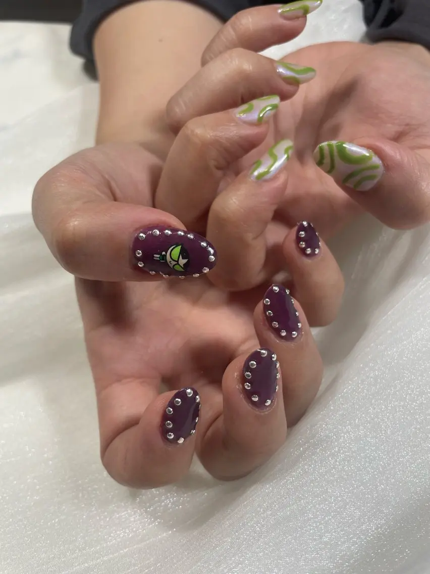 ネイル グリーン 持ち込み ニュアンスネイル パープル ホワイト ハンドネイル Knail COCOA🩵のネイルデザイン