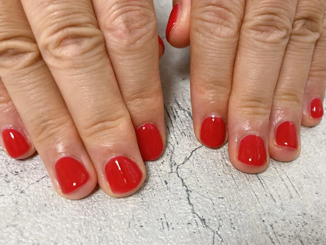 ネイル ワンカラーネイル 赤色 ハンドネイル mogunail &blowのネイルデザイン