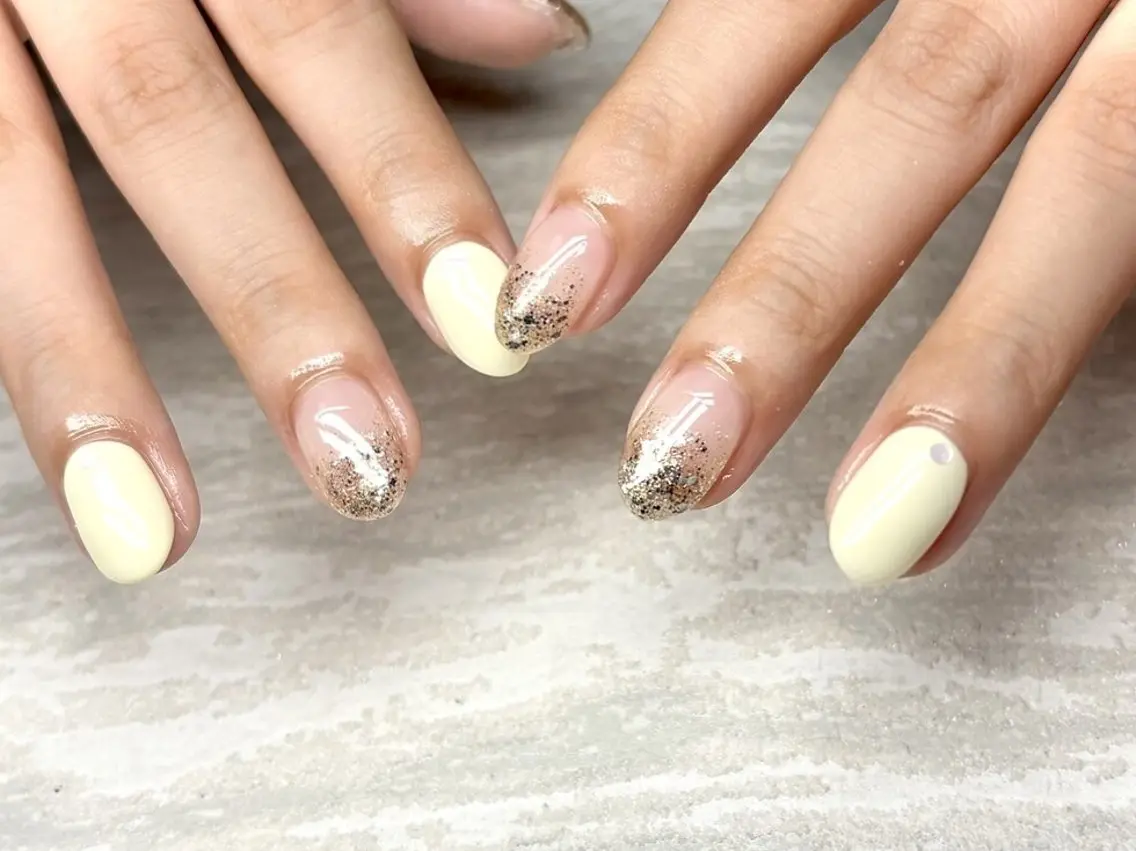 ネイル 韓国ネイル ストーンネイル 黄色 JULIE NAILのネイルデザイン