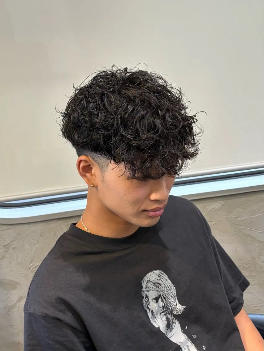 ショート パーマ メンズ スペインカール YUUTO 【メンズ限定】のヘアスタイル