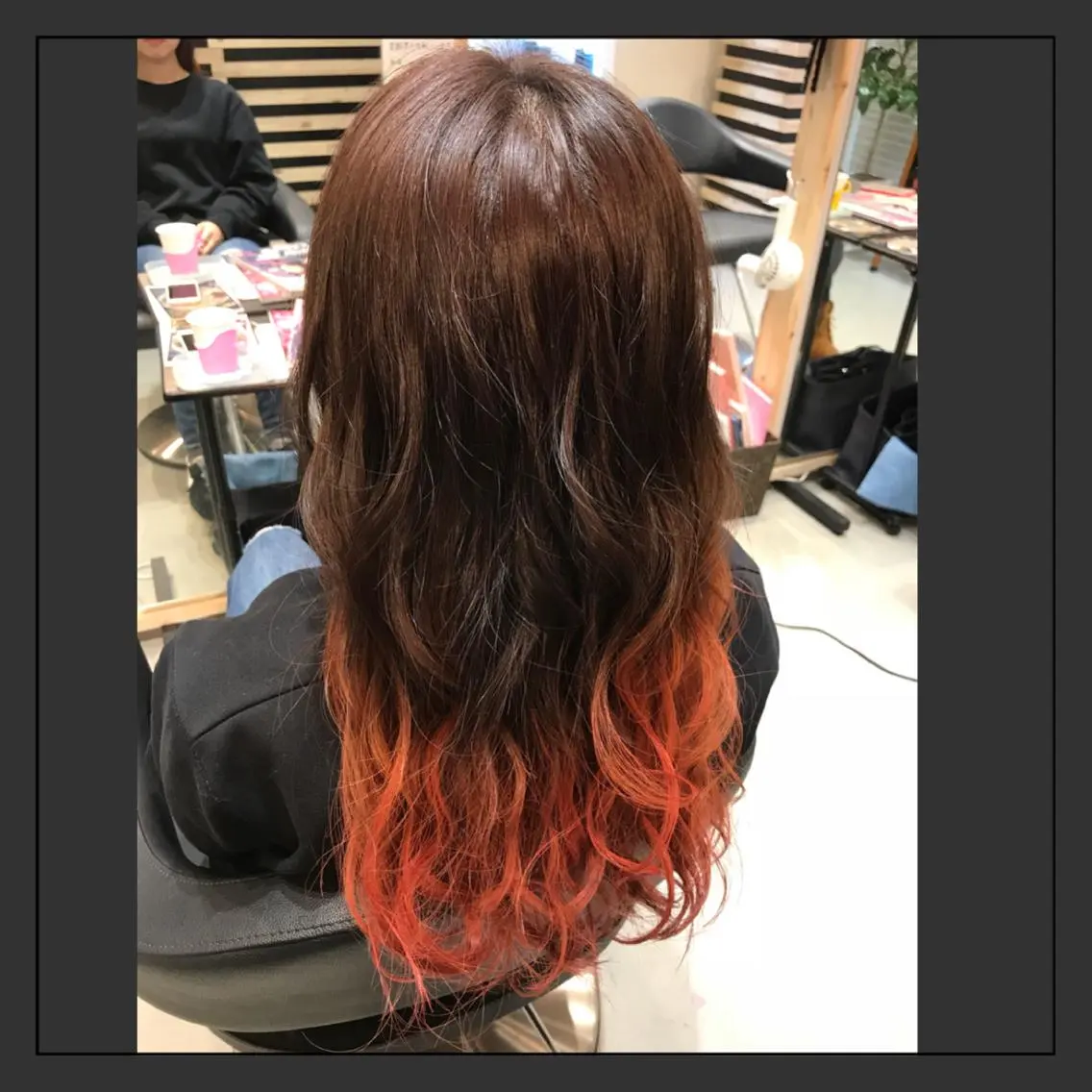 セミロング カラー グラデーションカラー オレンジ ピンクカラー 大久保 隆蔵のヘアスタイル