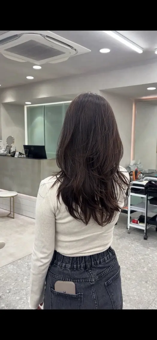 セミロング 顔まわりレイヤー 顔周りカット ハイレイヤー レイヤーカット ローレイヤー カット ヘアカラー トリートメント MOMOHA/ 🍑レイヤーカットのヘアスタイル