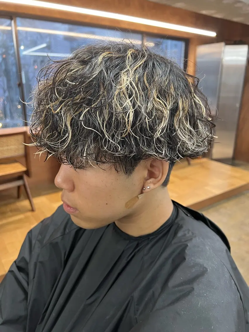 メンズカット+最先端ケアパーマ+メッシュブリーチ+髪質改善トリートメントの写真