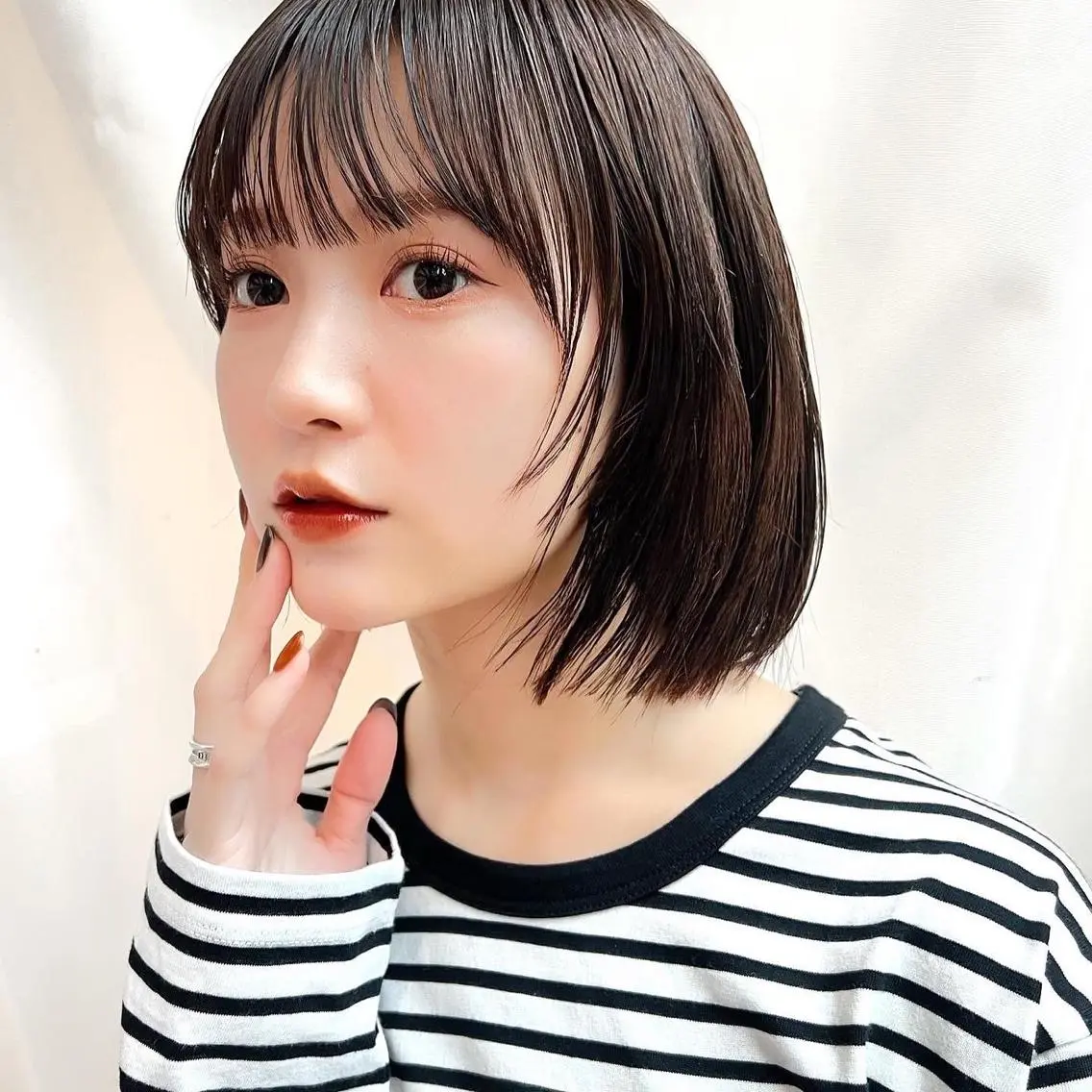 ミディアム カラー 切りっぱなしボブ ブリーチ グレージュ イルミナカラー インナーカラー カット ヘアカラー トリートメント レイヤー専門家 ダブルカラー修のヘアスタイル