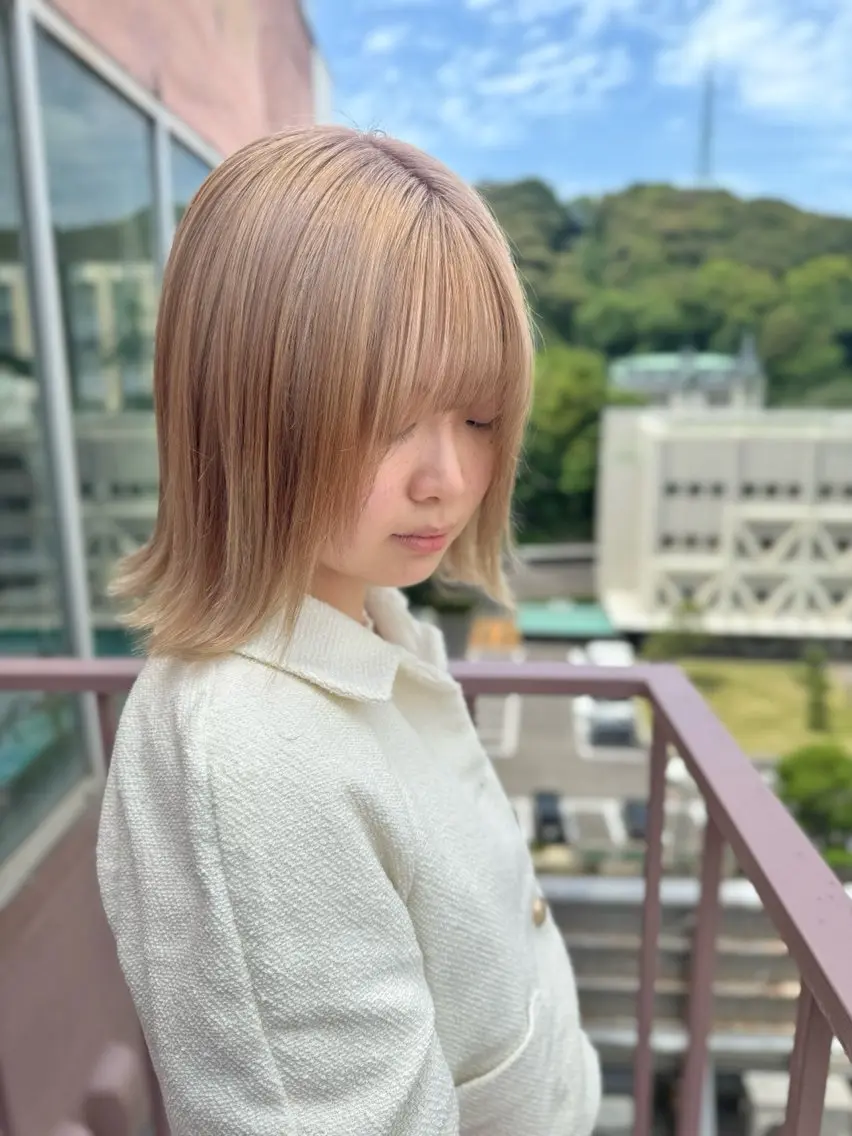 ミディアム カラー ベージュカラー ハイトーンカラー ミルクティーベージュ ヘアカラー Viage （ビアージュ）のヘアスタイル
