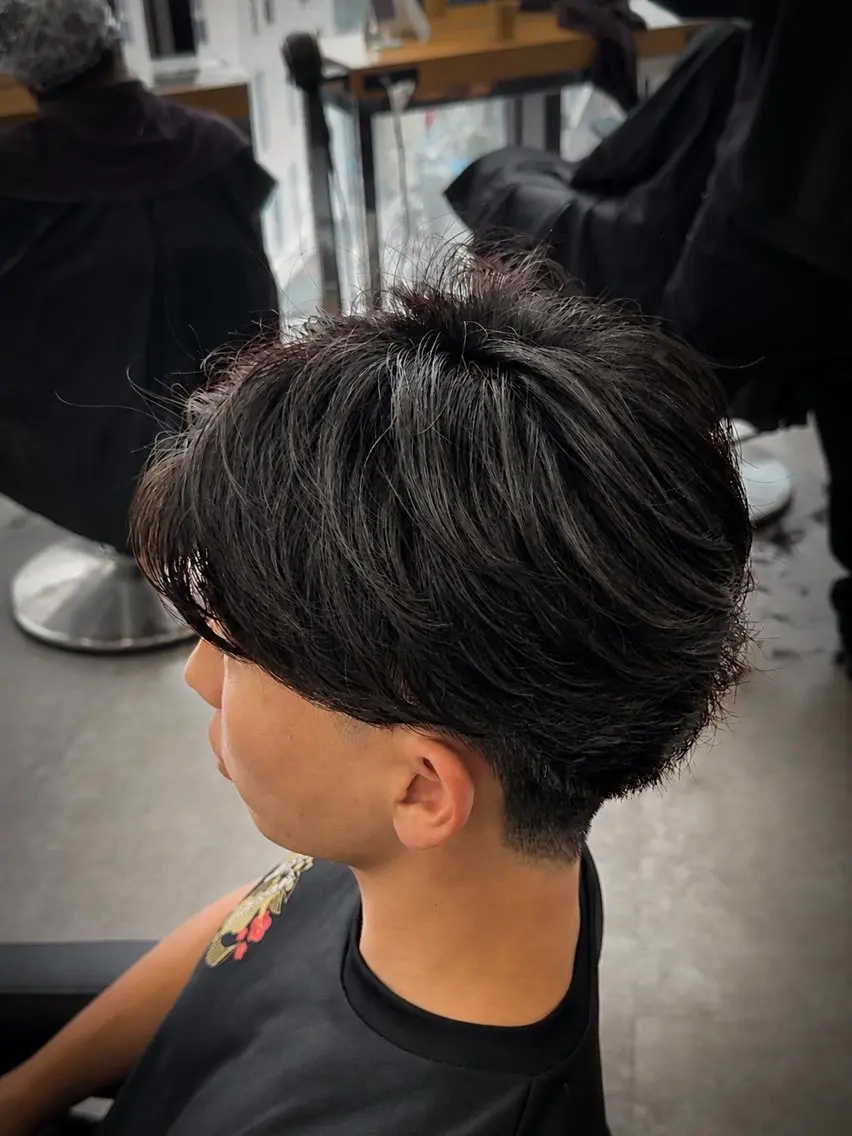 ショート パーマ ヘアアレンジ メンズ フェザーパーマ メンズパーマ ニュアンスパーマ カット パーマ トリートメント ヘッドスパ ヘアセット メンズフェザーパーマ 💫曲がる縮毛矯正のヘアスタイル