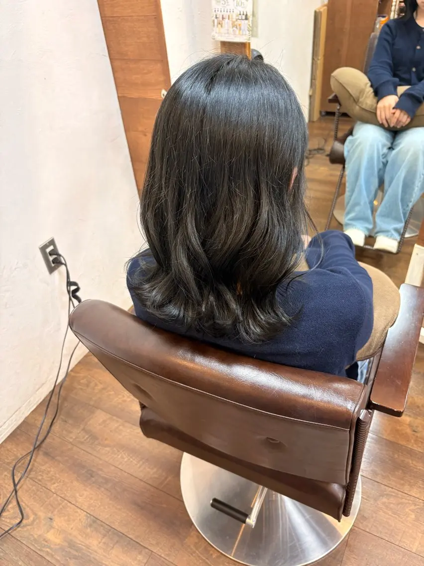 カラー 黒髪 ブルーカラー ブルーブラック 三宅　デザインカラー 透明感カラー✨のヘアスタイル