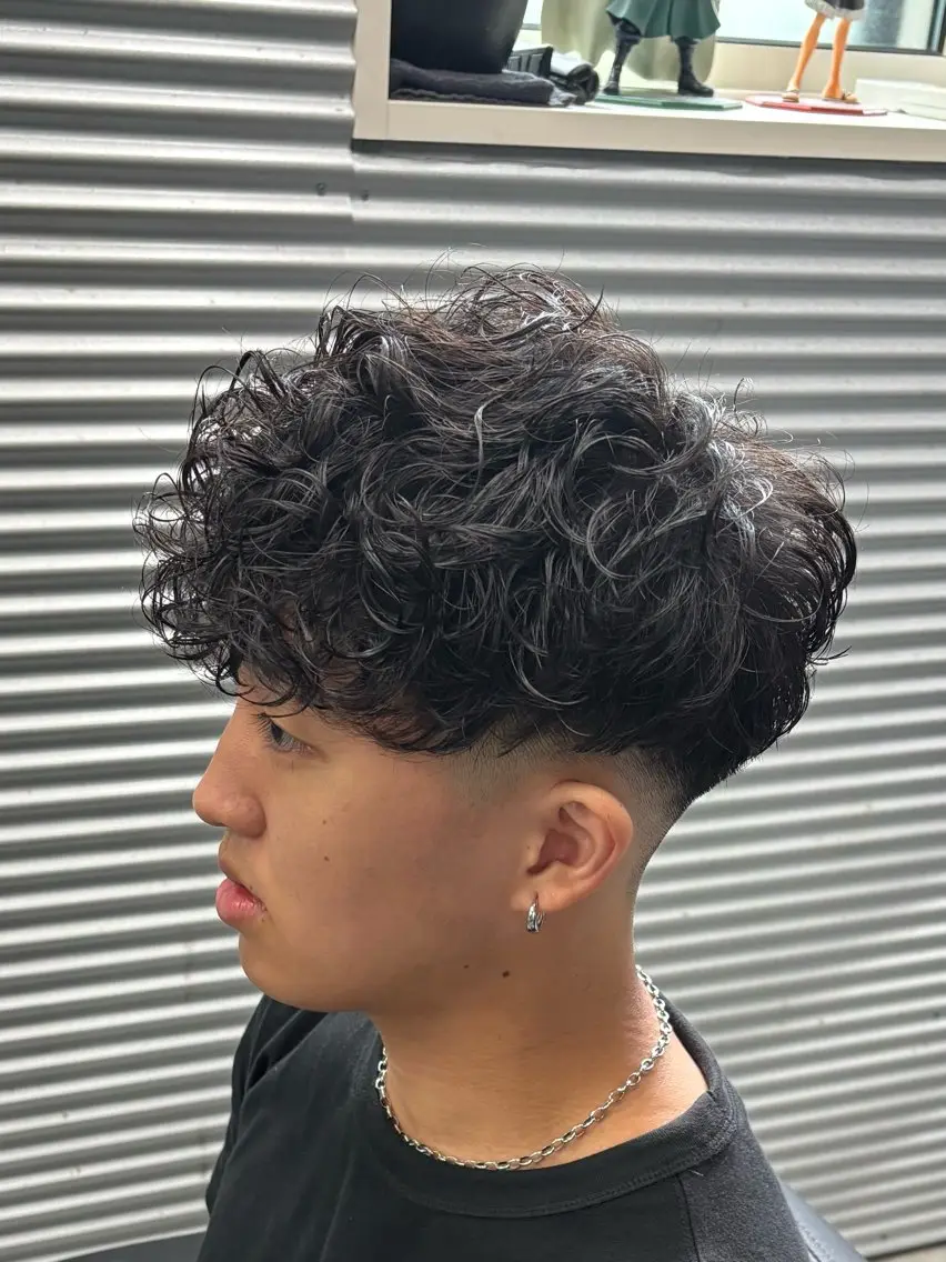 パーマ メンズ メンズパーマ スペインカール カット パーマ 波巻き/ツイスパ/ 短髪/鈴木俊也のヘアスタイル