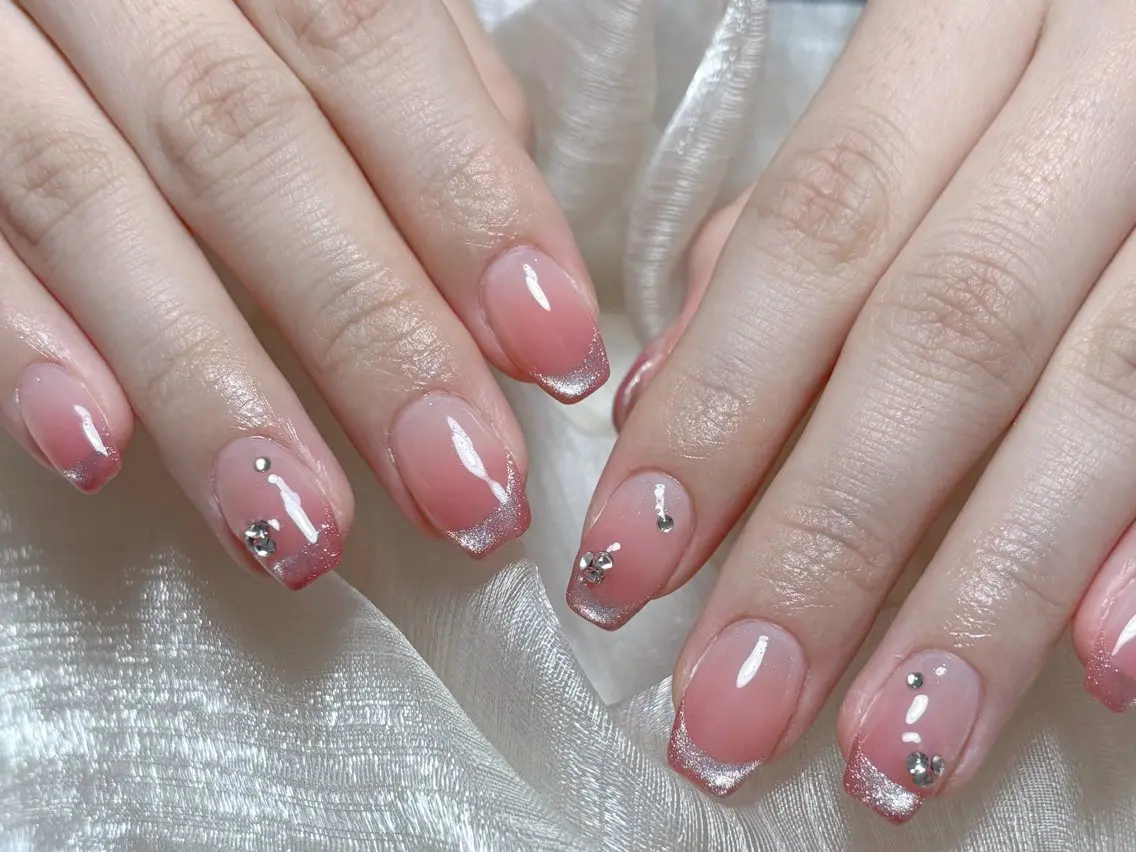 ネイル オーロラネイル チークネイル フレンチネイル ジェルネイル ガラスフレンチ ハンドネイル Nail Jolieのネイルデザイン