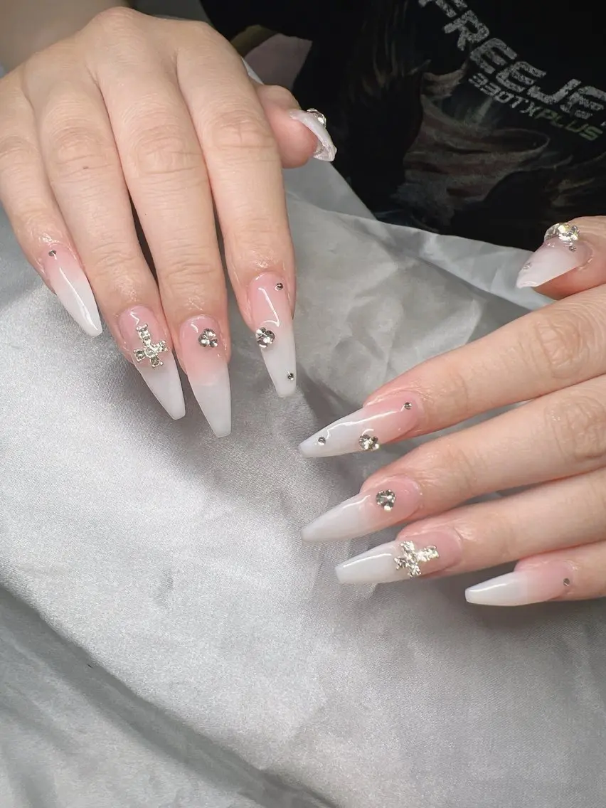 ネイル 長さ出し グラデーション 卒業式 キラキラネイル マグネットネイル Lee Nailsのネイルデザイン