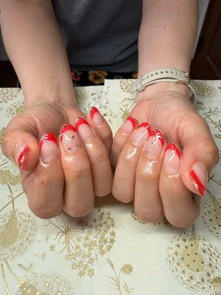ネイル クリアネイル フレンチネイル 赤色 ストーンネイル 夏ネイル ハンドネイル miel nailのネイルデザイン