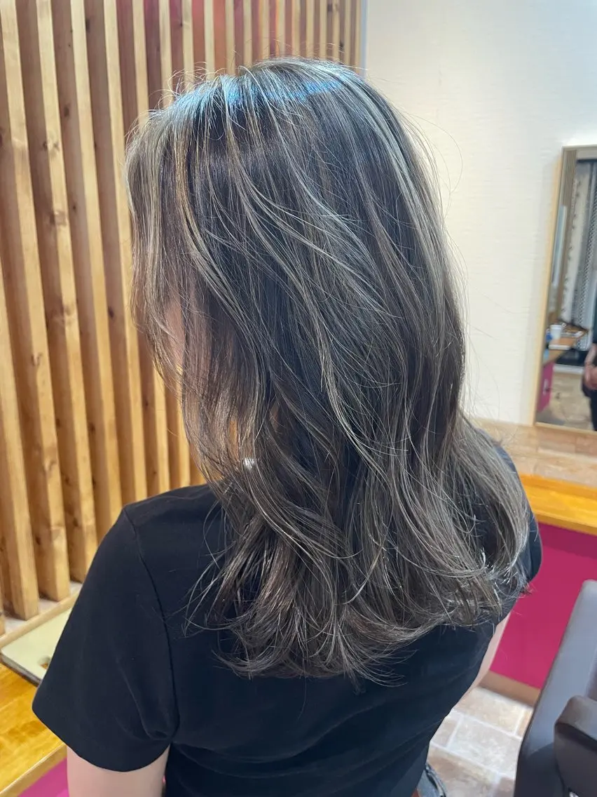 セミロング カラー グレージュ ハイライトカラー ハイライト カット ヘアカラー トリートメント YUI/ ブリーチカラー🌷のヘアスタイル