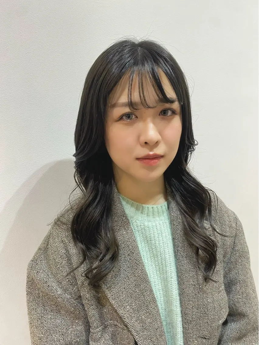 ロング カラー ロングレイヤー 黒髪 ブルーカラー ブルージュ グレージュ カット ヘアカラー トリートメント ♡オシャ髪♡AI ✂️newi町田のヘアスタイル
