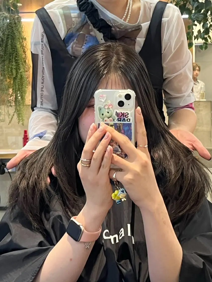 ロング カラー ミルクティー× グレージュMOMOのヘアスタイル