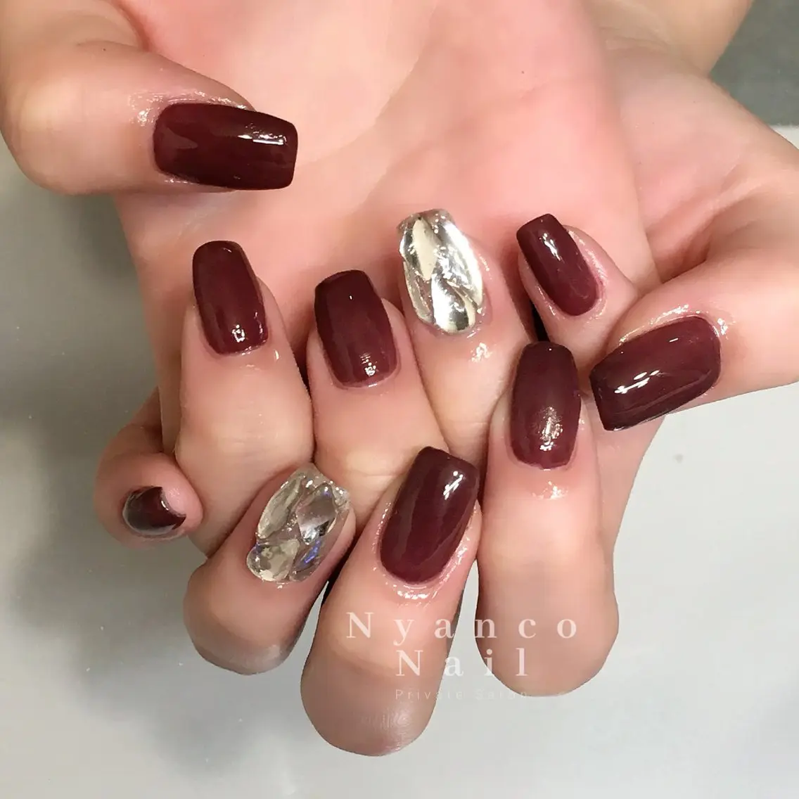 ネイル ボルドー ジェルネイル キラキラネイル ワンホンネイル Nyanco Nailのネイルデザイン