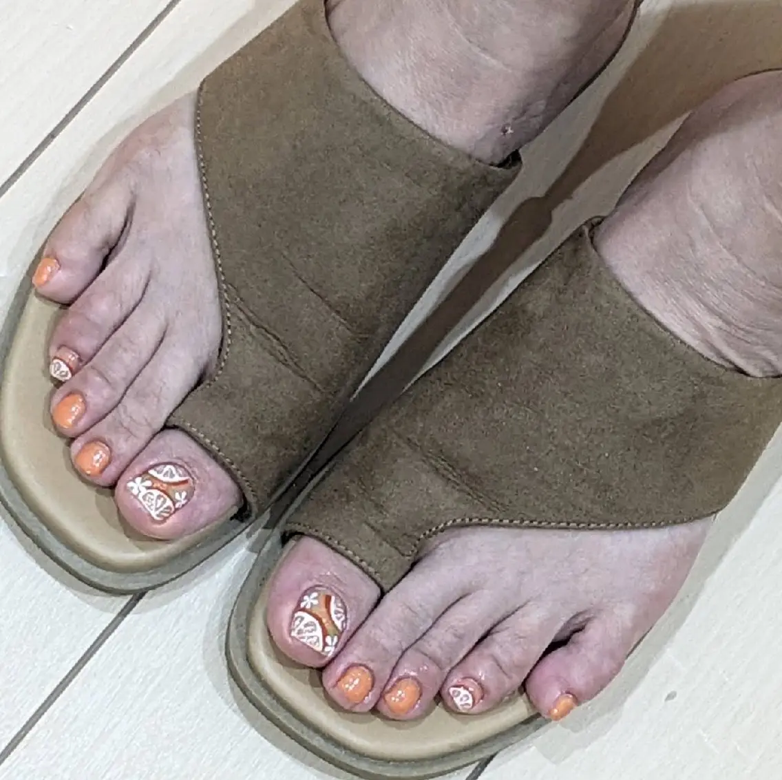 ネイル オレンジ フットネイル ネイルサロンベルティ .keikoのネイルデザイン