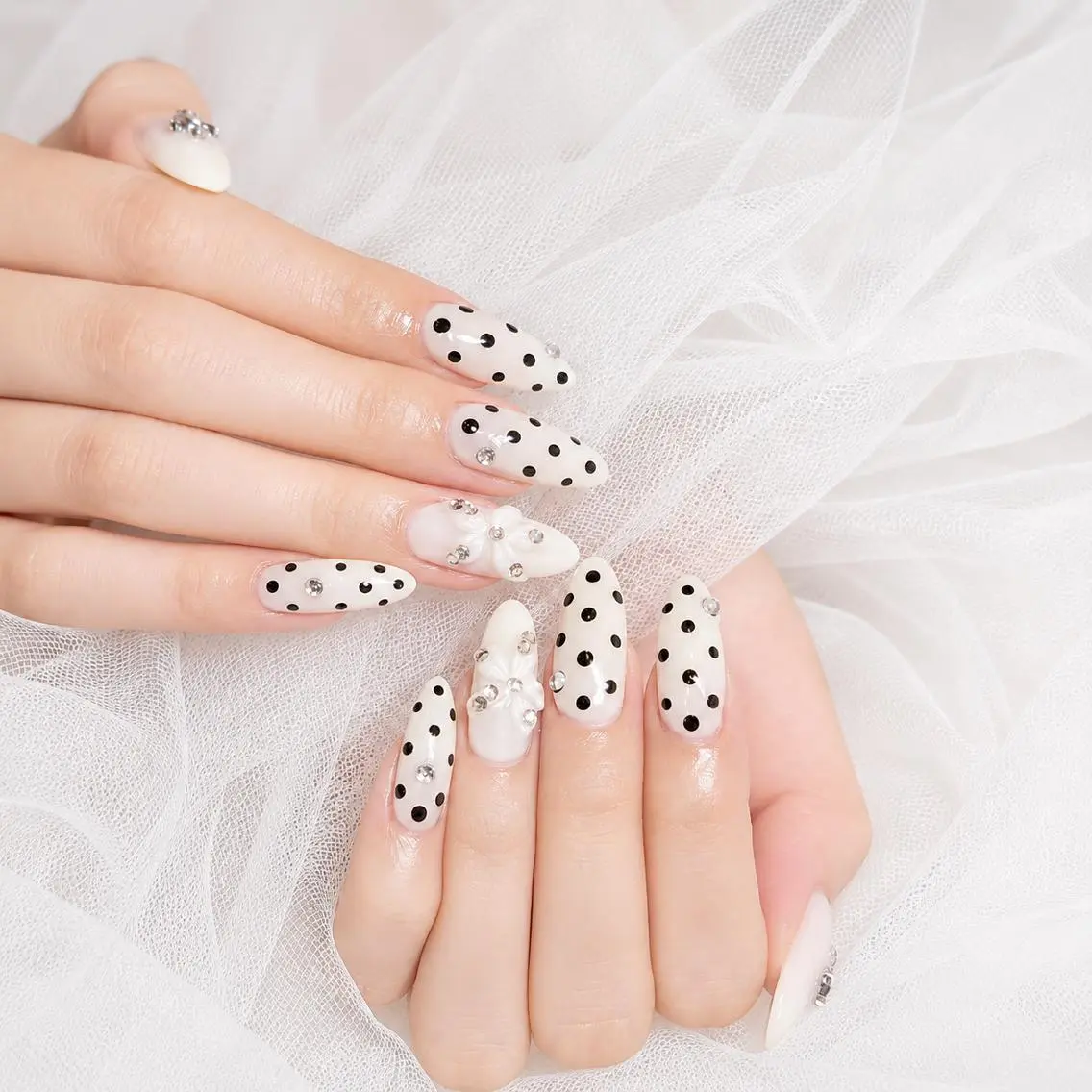 ネイル フレンチネイル ジェルネイル ガラスフレンチ 韓国ネイル マグネットネイル ハンドネイル ハンドケア The Nail & Eye Lashのネイルデザイン