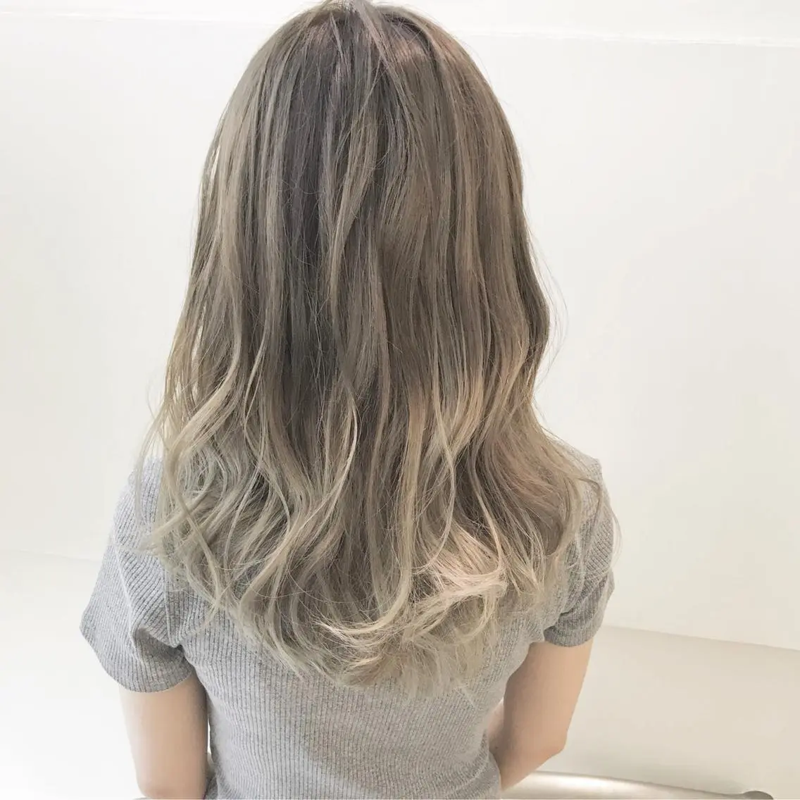 ミディアム カラー ブリーチ グラデーションカラー ヘアカラー トリートメント ウルフカット レイヤーカット上柿のヘアスタイル