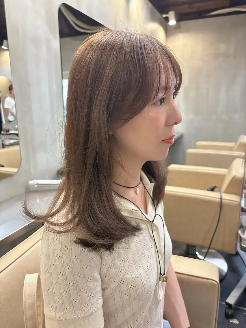ミディアム カラー 艶ブリーチカラー 美髪ストレートのヘアスタイル
