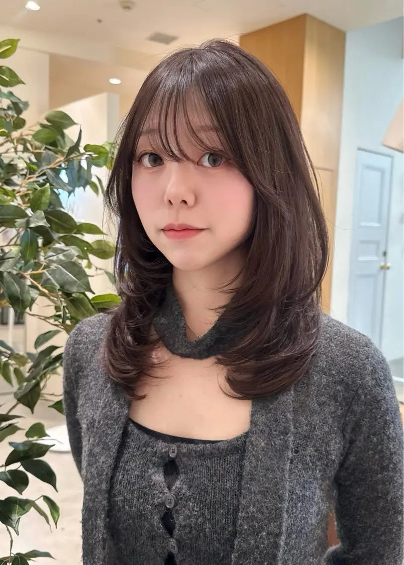 セミロング デート 似合わせカット カット トリートメント ハイトーン/透明感 カラー/レイヤーのヘアスタイル