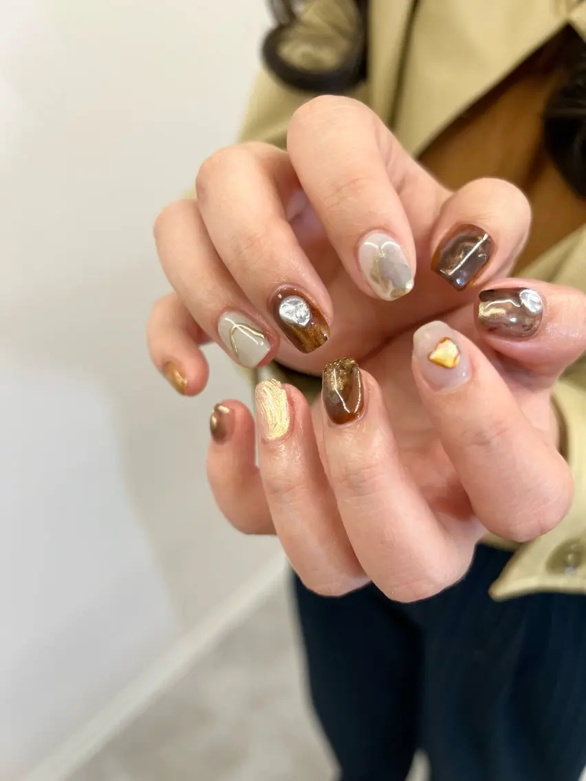 ネイル ブラウン ジェルネイル ゴールド マグネットネイル ニュアンスネイル ハンドネイル ハンドケア Bana_ Nailのネイルデザイン