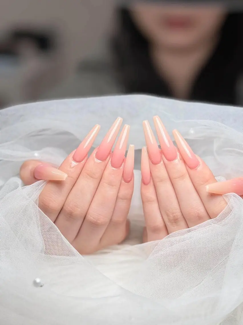 ネイル チークネイル ドット フレンチネイル グラデーション 韓国ネイル ハンドネイル Cloudy Chan Nailのネイルデザイン