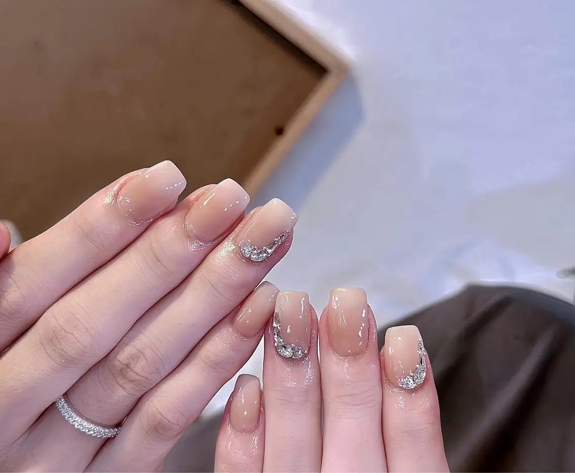 ネイル 長さ出し フレンチネイル ジェルネイル ガラスフレンチ 韓国ネイル ハンドネイル Minette nailHuongのネイルデザイン