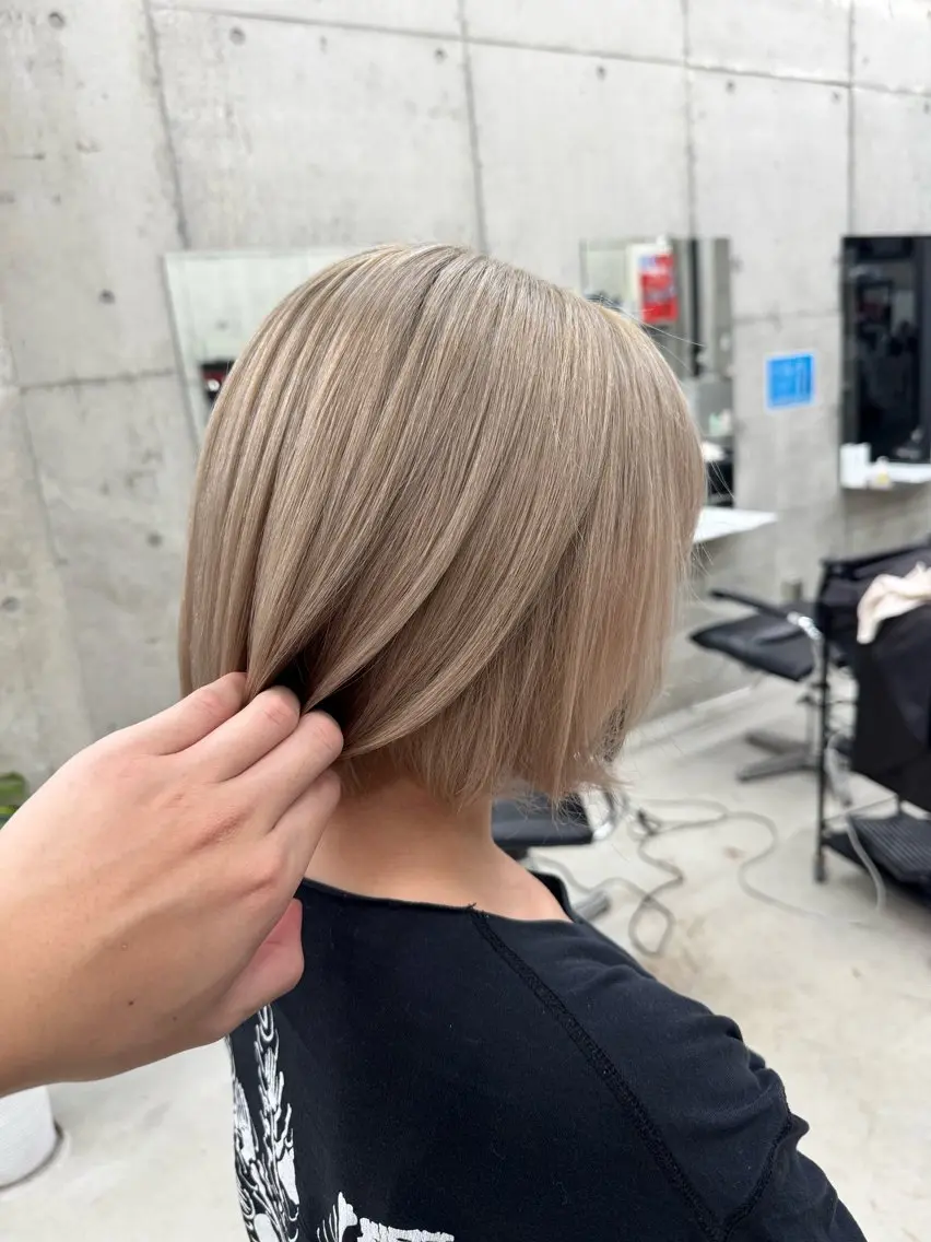 ミディアム カラー ベージュカラー ブリーチ ハイトーンカラー ミルクティーベージュ ヘアカラー Kazuki/名古屋 ブリーチ/髪質改善のヘアスタイル
