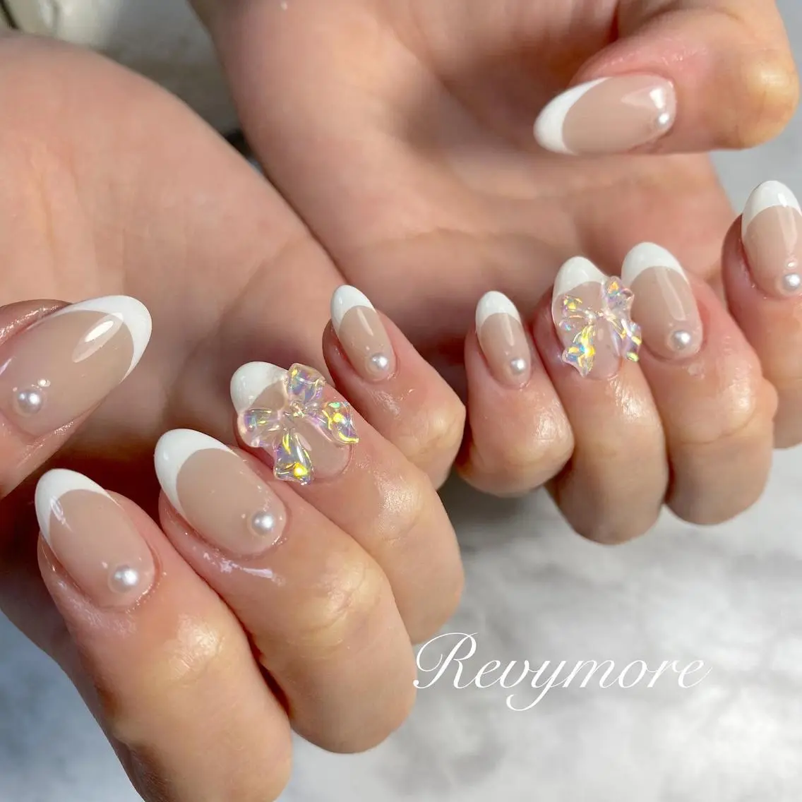ミディアム ネイル 韓国風ヘア フレンチネイル ジェルネイル キラキラネイル 韓国ネイル nail salon Revymoreのネイルデザイン