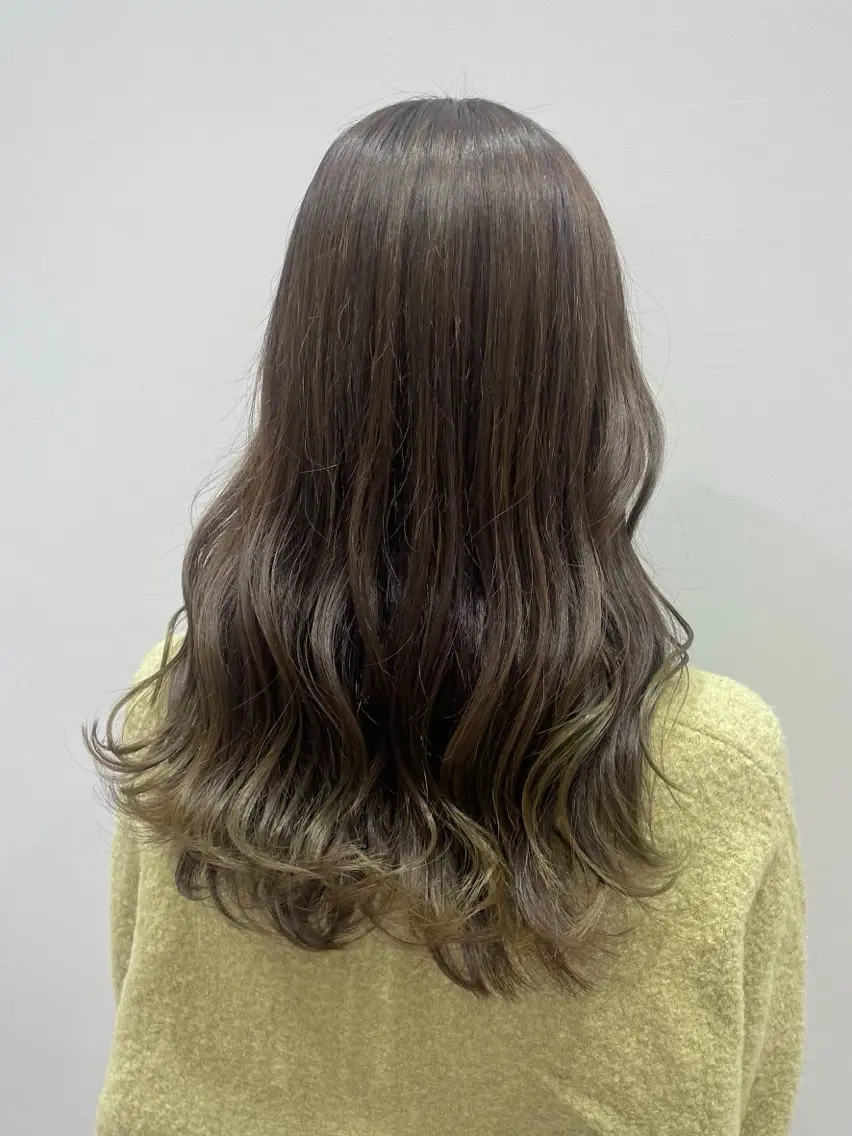 ロング カラー ワダ モエナのヘアスタイル
