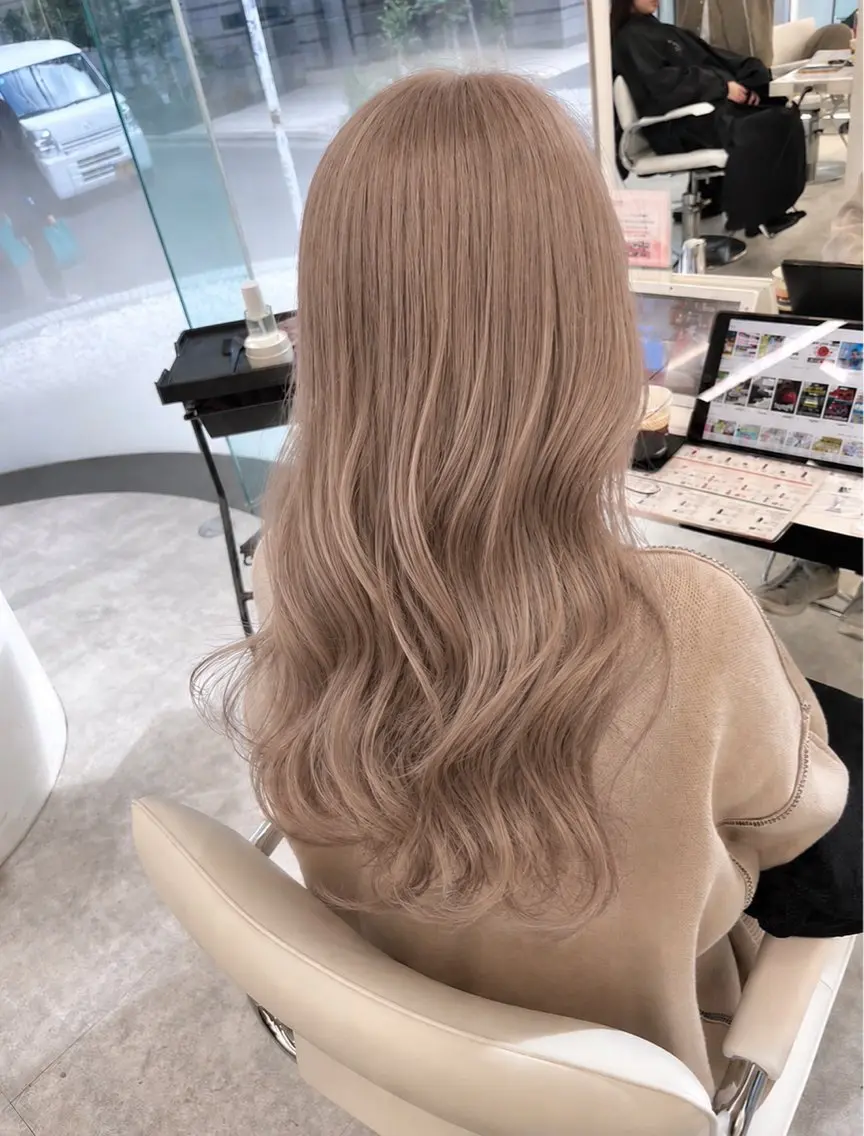 ロング カラー ベージュカラー ミルクティーベージュ ハイトーン/レイヤー 🇰🇷RYUKIのヘアスタイル