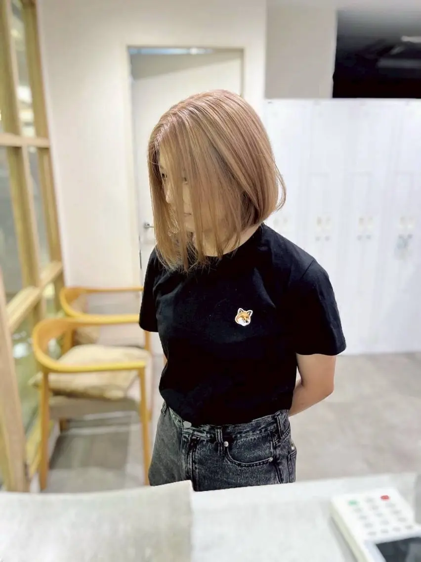 ミディアム カラー ベージュカラー ブリーチ ケアブリーチ 透明感カラー グレージュ ヘアカラー レイヤー/ショート chere狭山のヘアスタイル