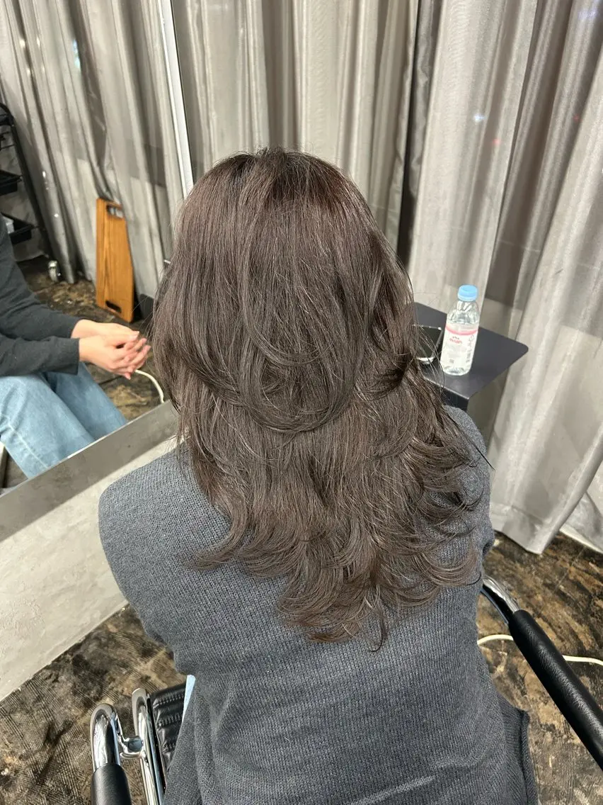 ロング レイヤーカット カット ヘアカラー トリートメント 松川ヒナ｜韓国レイヤ /耳つぼジュエリーのヘアスタイル