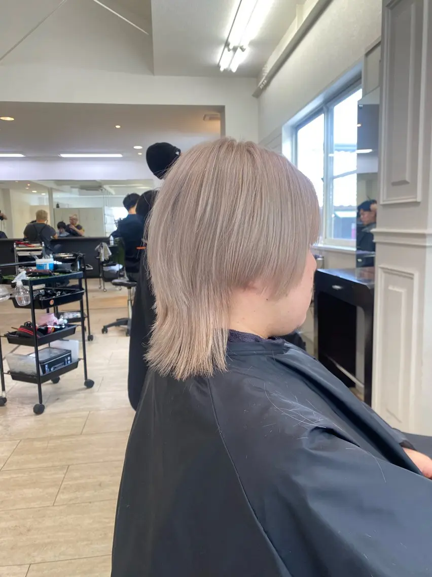 ミディアム カラー メンズ メンズハイトーン メンズウルフカット ベージュカラー ハイトーンカラー ホワイトベージュ カット ヘアカラー ユニセックスデザイン ショーイチのヘアスタイル
