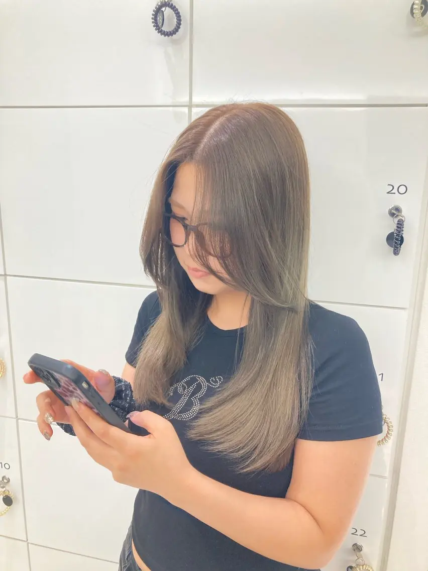ロング カット ヘアカラー 上杉 梨緒のヘアスタイル