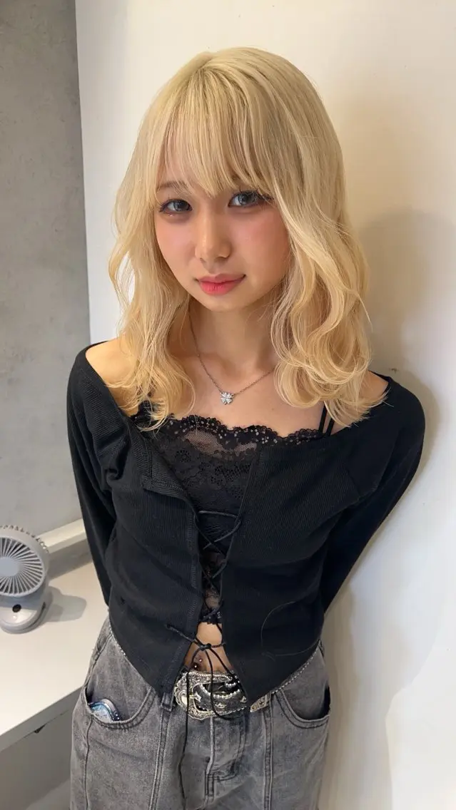 ミディアム カラー ブリーチ ブロンド ayaka🫧 梅田ダブルカラーのヘアスタイル