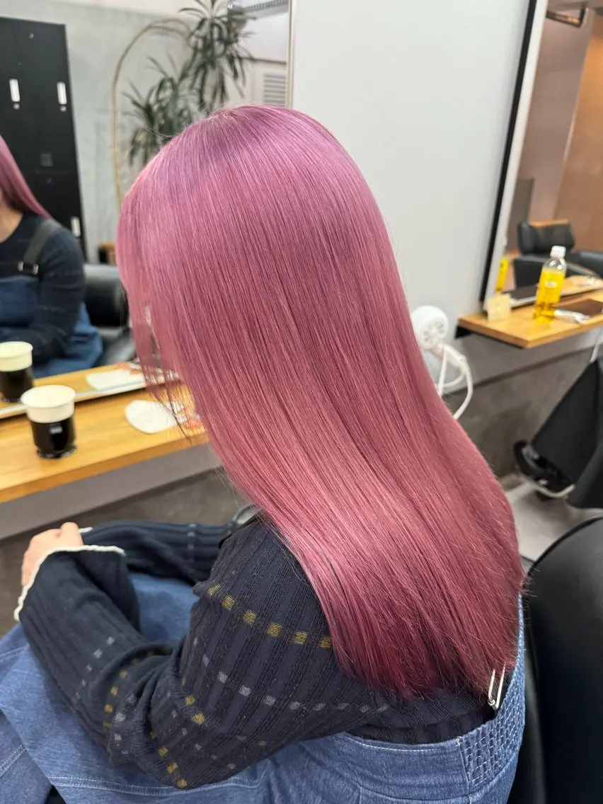 ロング ミルクティーカラー グレージュ　高山慧輔のヘアスタイル