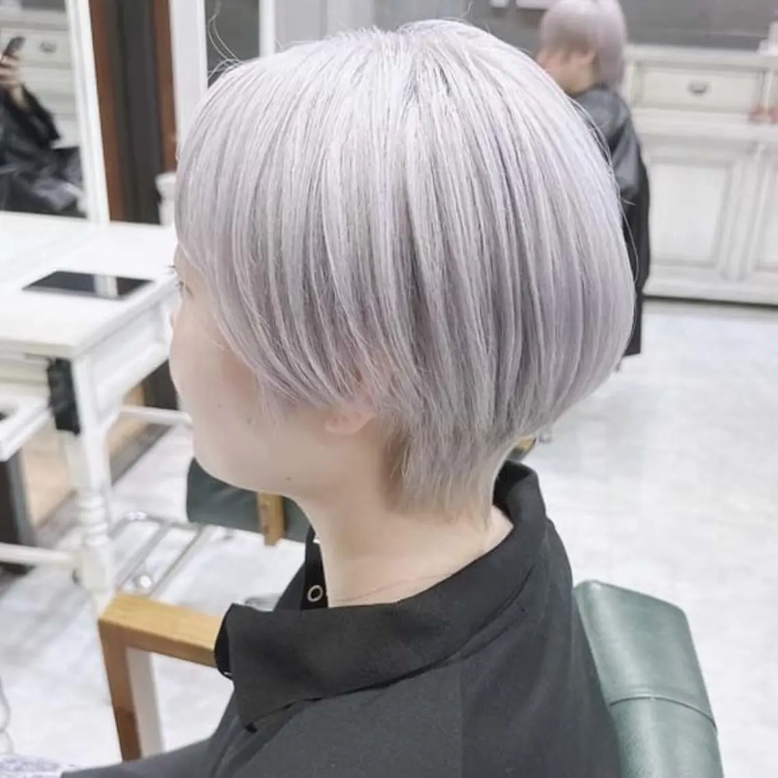 ショート カラー アッシュ ブリーチ デザインカラー ハイトーンカラー シルバー Days 透明感カラーのヘアスタイル